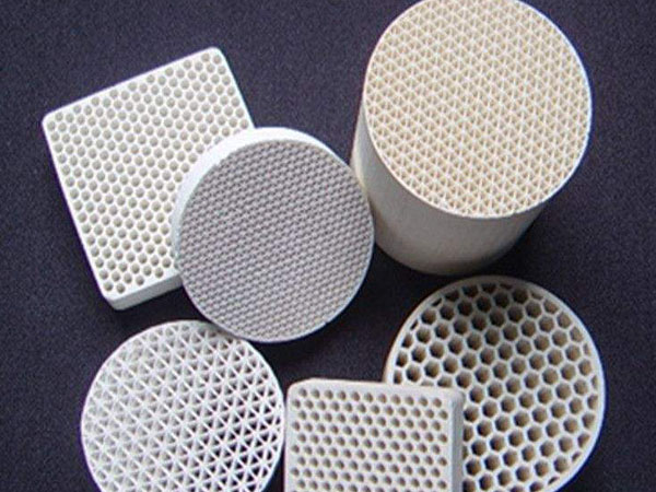 ¿Cuáles son las características de los materiales de filtro cerámicos